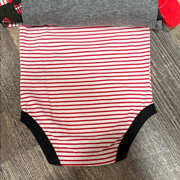 4 pack Puma Bold Red baby Bodysuit - Picture 5 of 7